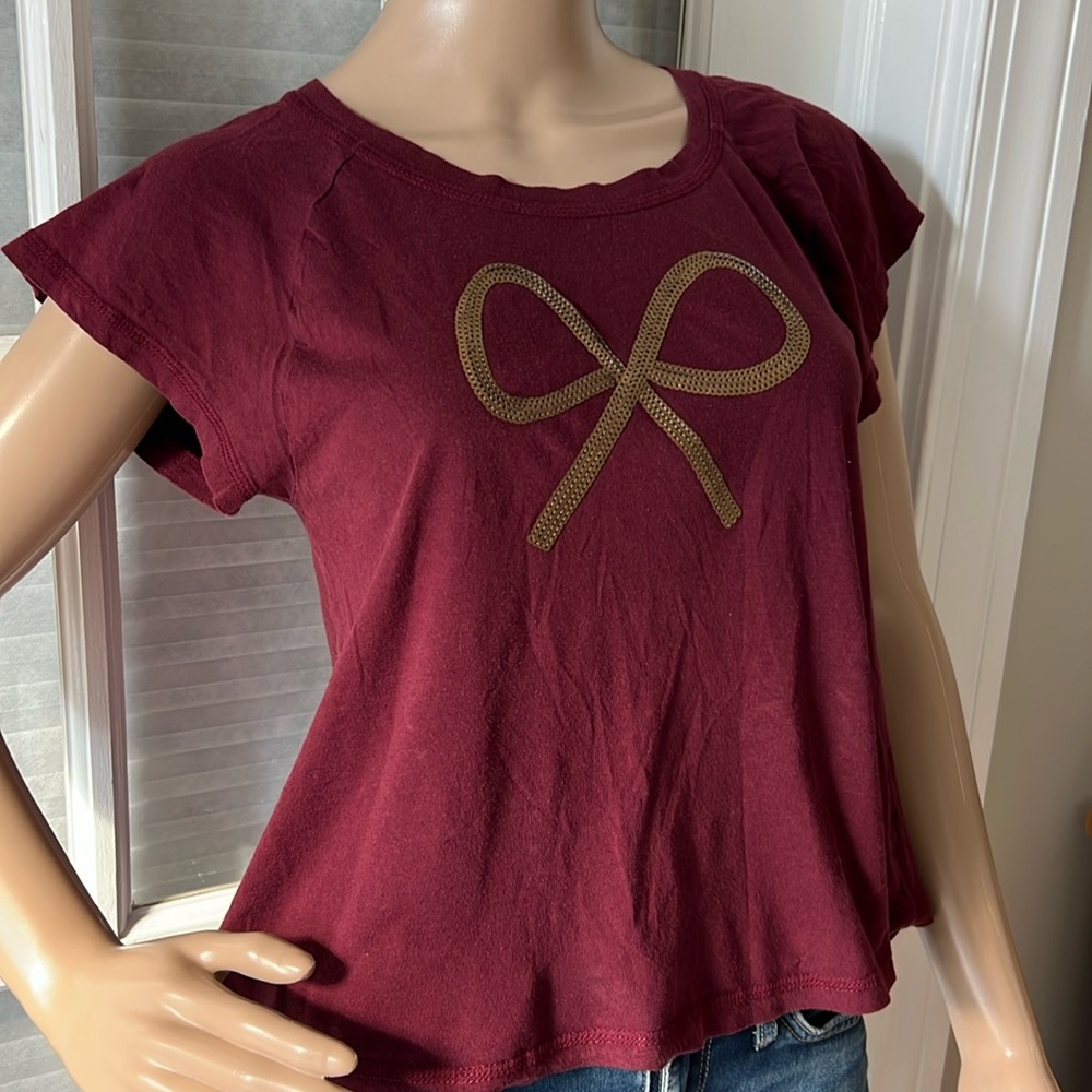 Tommy girl vintage maroon top with brass tone bow detail tee shirt size s
